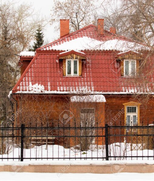 บ้านอิฐในป่าฤดูหนาว