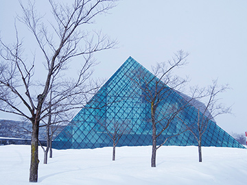 Glass pyramid HIDAMARI 
